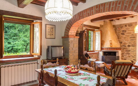 La Ripresa: Soffitto, Camera, Proprietà, Costruzione, Interior Design, Mobilia, Casa, Casa, Sala Da Pranzo, Tavolo