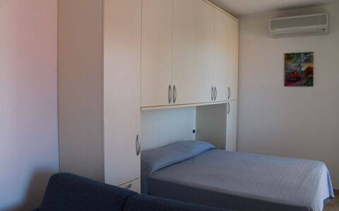 Scarlino Summer Village: Letto, Camera, Mobilia, Camera Da Letto, Proprietà, Lenzuolo, Telaio Del Letto, Costruzione, Materasso, Pavimento