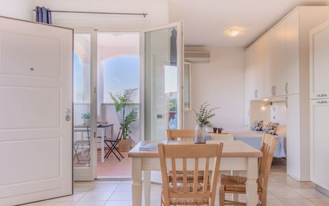 Scarlino Summer Village: Mobilia, Pavimentazione, Interior Design, Legna, Pavimento, Soffitto, Sala Da Pranzo, Cucina & Sala Da Pranzo Tavolo, Porta, Illuminazione