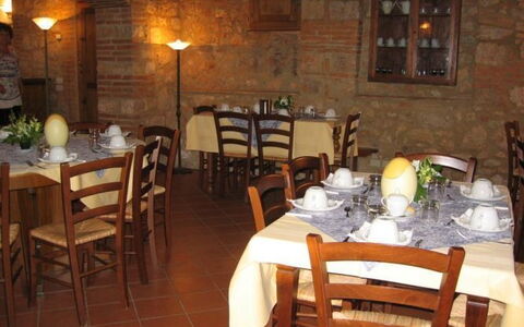 Borgo Santinovo: Ristorante, Proprietà, Costruzione, Camera, Tavolo, Mobilia, Immobiliare, Sala Da Pranzo