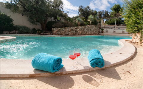Salento Luxury Retreat: Acqua, Pianta, Cielo, Piscina, Nube, Blu, Azzurro, Albero, Tempo Libero, Aqua