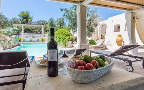 Salento Luxury Retreat: Cibo, Tavolo, Proprietà, Pianta, Tavola, Cielo, Bottiglia, Controsoffitto, Frutta, Shade