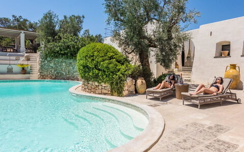 Salento Luxury Retreat: Acqua, Cielo, Pianta, Azzurro, Piscina, Mobili Da Esterno, Albero, Tempo Libero, Immobiliare, Paesaggio