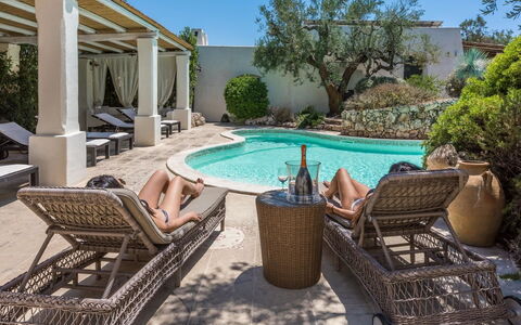 Salento Luxury Retreat: Acqua, Pianta, Piscina, Azzurro, Cielo, Mobili Da Esterno, Interior Design, Tempo Libero, Albero, Zona Residenziale