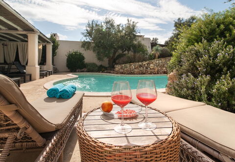 Salento Luxury Retreat: Acqua, Nube, Cielo, Proprietà, Tavola, Pianta, Azzurro, Piscina, Mobili Da Esterno, Sedia