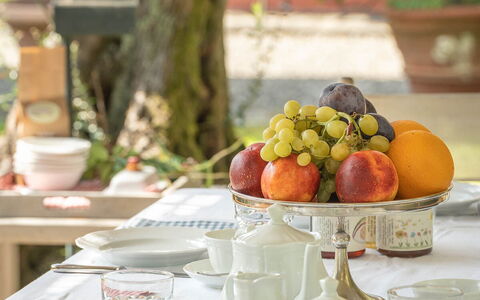 Il Vignale: Tavola, Serveware, Dishware, Tavolo, Mobilia, Bicchieri, Tovaglia, Piatto, Cibo, Porcellana