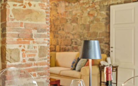 Il Vignale: Mobilia, Interior Design, Parete, Tavolo, Sedia, Legna, Soffitto, Cucina & Sala Da Pranzo Tavolo, Illuminazione, Sala Da Pranzo