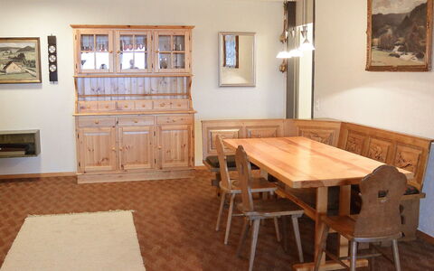 Disentis 100: Camera, Mobilia, Proprietà, Pavimento, Sala Da Pranzo, Tavolo, Costruzione, Interior Design, Pavimento In Legno, Casa