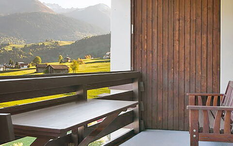 Disentis 100: Camera, Proprietà, Mobilia, Giallo, Balcone, Interior Design, Parete, Costruzione, Casa, Architettura