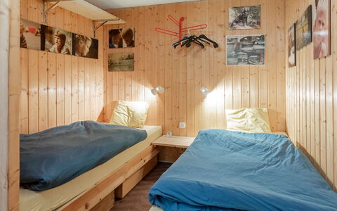 Disentis 100: Camera Da Letto, Letto, Camera, Mobilia, Proprietà, Lenzuolo, Parete, Interior Design, Telaio Del Letto, Casa