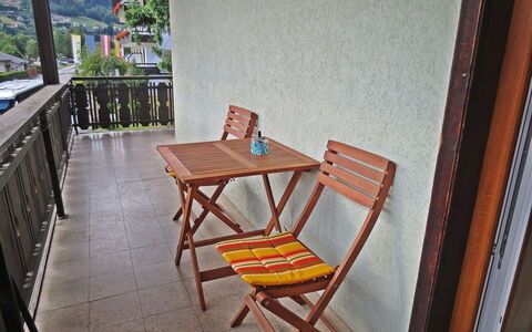Annemarie: Sedia, Mobilia, Proprietà, Tavolo, Camera, Pavimento, Casa, Immobiliare, Balcone, Interior Design