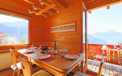 Chalet Zan-Fleuron: Camera, Proprietà, Costruzione, Tavolo, Mobilia, Immobiliare, Interior Design, Casa, Sala Da Pranzo, Casa
