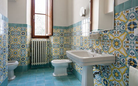 Villa Le Volte: Bagno, Camera, Piastrella, Proprietà, Blu, Pavimento, Interior Design, Parete, Ceramica, Architettura