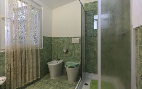 Diamonds & Rust: Bagno, Verde, Proprietà, Camera, Architettura, Immobiliare, Interior Design, Piastrella, Zona Residenziale, Casa