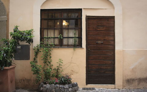 Diamonds & Rust: Porta, Proprietà, Costruzione, Facciata, Parete, Casa, Architettura, Arco, Finestra, Immobiliare