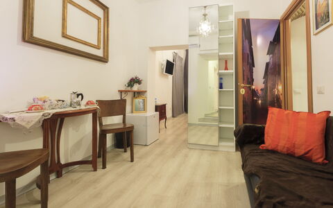 Diamonds & Rust: Camera, Proprietà, Interior Design, Mobilia, Pavimento, Costruzione, Casa, Tavolo, Immobiliare, Pavimentazione