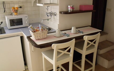 Studio Moremi': Tavolo, Mobilia, Controsoffitto, Prodotto, Cabinetry, Legna, Interior Design, Cucina Stufa, Cucina, Pavimento