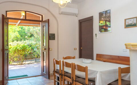 Valledoria 710: Tavolo, Mobilia, Proprietà, Sedia, Pianta, Legna, Interior Design, Porta, Pavimentazione