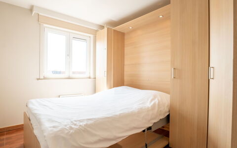 Lautrec 304 with Balcony: Mobilia, Comfort, Legna, Finestra, Interior Design, Costruzione, Pavimentazione, Letto, Pavimento