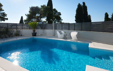 Villa Fasana: Piscina, Proprietà, Tempo Libero, Acqua, Immobiliare, Casa, Costruzione, Centro Ricreativo, Vacanza, Architettura
