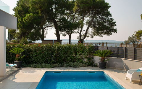 Villa Fasana: Piscina, Proprietà, Immobiliare, Casa, Tempo Libero, Backyard, Casa, Zona Residenziale, Albero, Costruzione