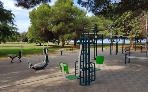 Villa Fasana: Terreno Di Gioco, Spazio Pubblico, Attrezzatura Giochi All'Aperto, Insediamento Umano, Swing, Albero, Parco, Città, Tempo Libero, Ricreazione