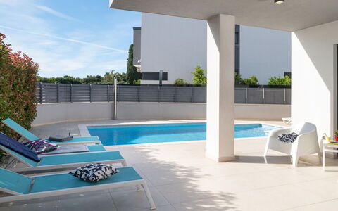 Villa Fasana: Piscina, Interior Design, Pavimentazione, Mobili Da Esterno, Pavimento, Materiale Composito, Shade, Sedia, Appartamento, Ricorrere
