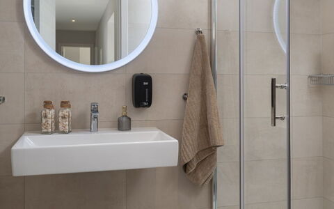 Villa Fasana: Bagno, Lavandino Del Bagno, Idraulico Fixture, Specchio, Lavello, Interior Design, Parete, Pavimentazione, Gabinetto, Pavimento