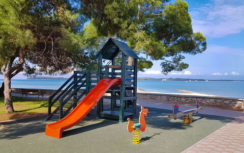 Villa Fasana: Terreno Di Gioco, Spazio Pubblico, Campo Da Giuoco, Attrezzatura Giochi All'Aperto, Insediamento Umano, Cielo, Giocare, Città, Tempo Libero, Ricreazione