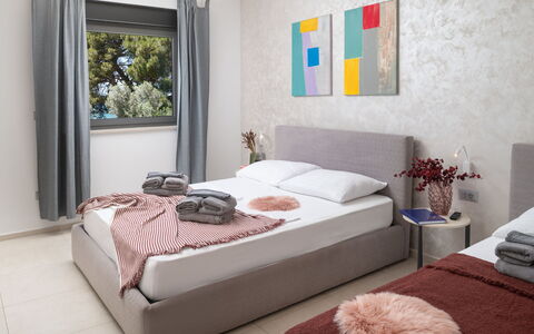 Villa Fasana: Mobilia, Letto, Interior Design, Camera Da Letto, Lenzuolo, Bedding, Pavimento, Pavimentazione, Biancheria, Camera