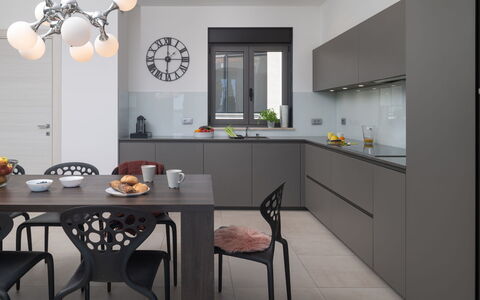 Villa Fasana: Mobilia, Cucina, Interior Design, Cabinetry, Controsoffitto, Pavimentazione, Lampada, Soffitto, Casa, Elettrodomestico Da Cucina