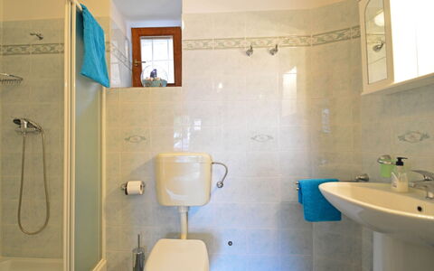 Villa Karolina: Bagno, Proprietà, Camera, Idraulico Fixture, Parete, Interior Design, Piastrella, Bagno Accessorio, Casa, Pavimento