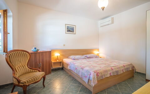 Villa Karolina: Camera Da Letto, Letto, Camera, Mobilia, Proprietà, Lenzuolo, Telaio Del Letto, Interior Design, Pavimento, Costruzione
