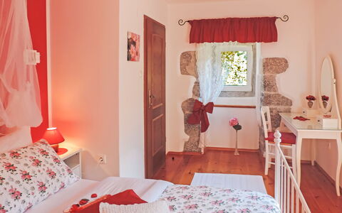 Škalniški: Camera Da Letto, Camera, Letto, Mobilia, Proprietà, Tenda, Interior Design, Rosa, Rosso, Lenzuolo