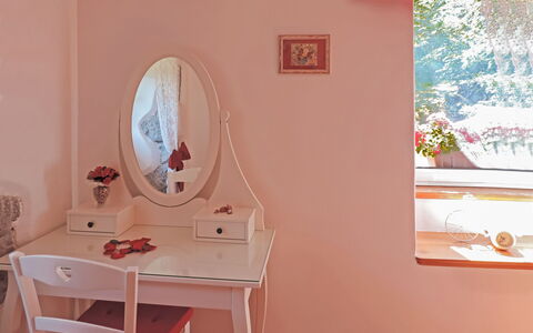 Škalniški: Camera, Rosa, Interior Design, Proprietà, Parete, Mobilia, Bagno, Casa, Dresser, Tavolo