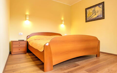 Dante: Camera Da Letto, Mobilia, Letto, Camera, Telaio Del Letto, Pavimento, Latifoglie, Proprietà, Lenzuolo, Bedding