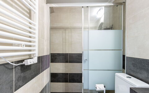 Empuriabrava 134: Proprietà, Specchio, Costruzione, Rubinetto, Lavello, Rettangolo, Idraulico Fixture, Interior Design, Bagno