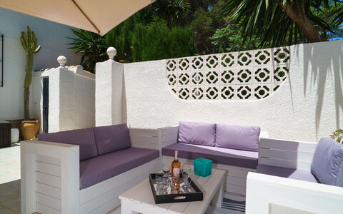 El Palmeral: Divano, Mobilia, Proprietà, Viola, Pianta, Shade, Divano Letto, Rettangolo, Soggiorno, Interior Design