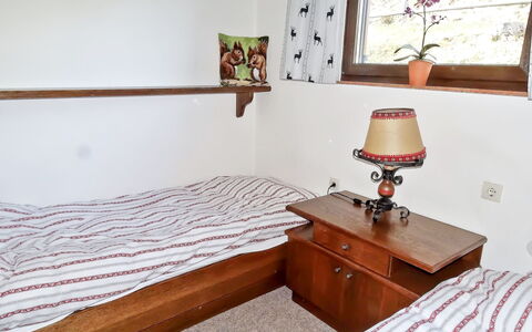 Lotte: Camera, Mobilia, Interior Design, Proprietà, Camera Da Letto, Tavolo, Parete, Pavimento, Comodino, Casa