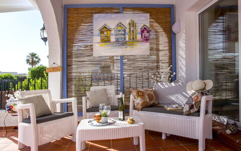 Villa Moreana: Tavolo, Pianta, Divano, Mobilia, Proprietà, Pianta Della Casa, Legna, Soggiorno, Comfort, Vaso Di Fiori