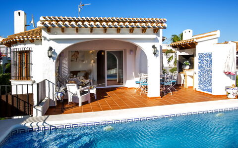 Villa Moreana: Acqua, Proprietà, Mobilia, Cielo, Costruzione, Pianta, Azzurro, Sedia, Piscina, Casa