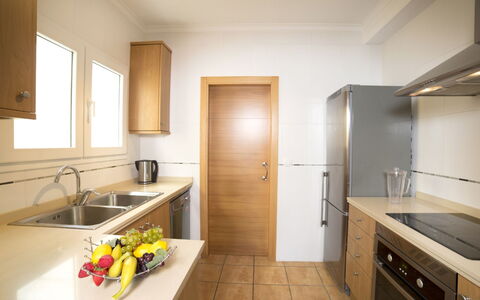 Junio: Camera, Proprietà, Interior Design, Costruzione, Controsoffitto, Mobilia, Pavimento, Soffitto, Lavello, Bagno