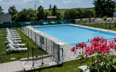 Super Besse 110: Acqua, Pianta, Cielo, Fiore, Piscina, Nube, Albero, Erba, Rettangolo, Tempo Libero