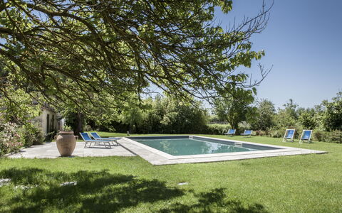 Agriturismo Il Molinello: Piscina, Proprietà, Casa, Erba, Immobiliare, Tempo Libero, Estate, Albero, Architettura, Costruzione