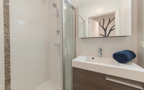 Ocean with Parking: Costruzione, Mobiletto Del Bagno, Rubinetto, Proprietà, Idraulico Fixture, Specchio, Cabinetry, Interior Design, Lavello