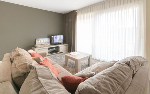 Irena 302: Marrone, Mobilia, Comfort, Cornice, Finestra Cieca, Legna, Interior Design, Soggiorno, Pavimentazione, Pavimento