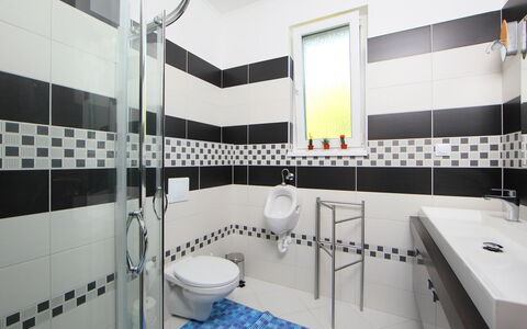 Beige: Specchio, Idraulico Fixture, Costruzione, Proprietà, Rubinetto, Lavello, Bagno, Interior Design, Illuminazione, Lavandino Del Bagno
