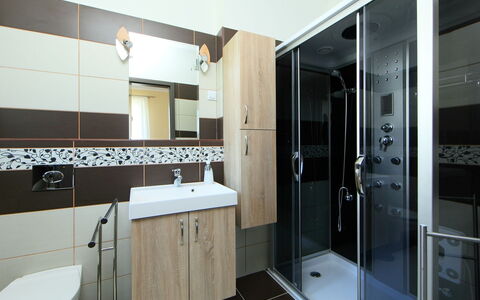 Beige: Rubinetto, Cabinetry, Lavello, Idraulico Fixture, Costruzione, Specchio, Controsoffitto, Interior Design, Pavimento