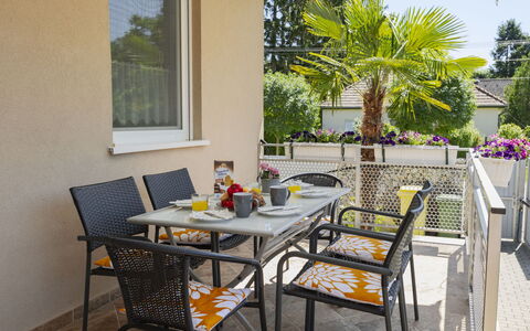 Beige: Mobilia, Sedia, Mobili Da Esterno, Tavolo, Tavolo Esterno, Interior Design, Cucina & Sala Da Pranzo Tavolo, Terrazza, Shade, Giardino