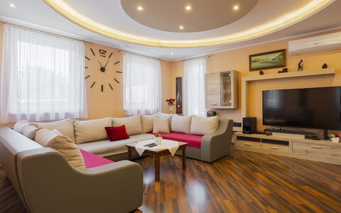 Beige: Mobilia, Interior Design, Pavimentazione, Divano, Pavimento, Legna, Soffitto, Soggiorno, Pavimento In Legno, Camera